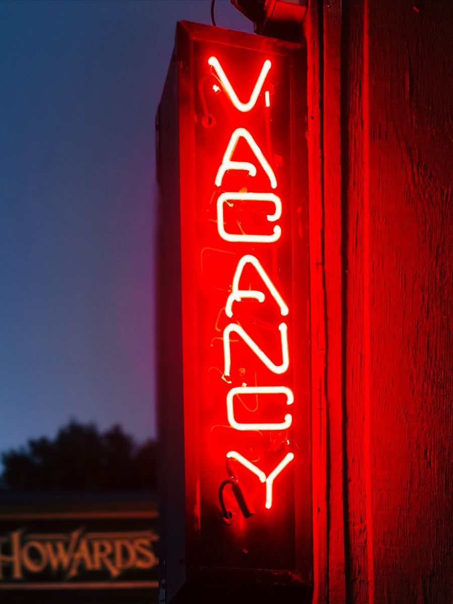 neon light vacancy sign